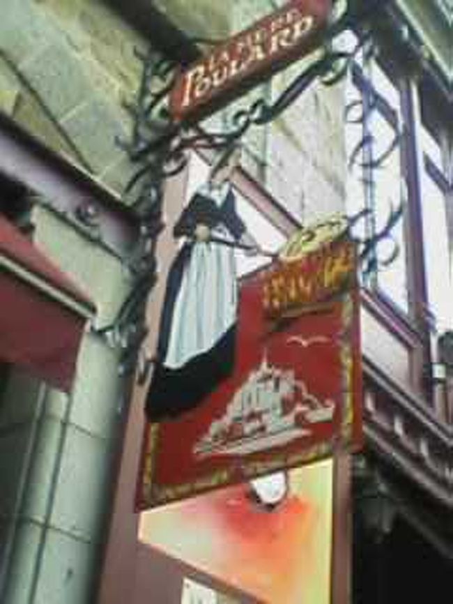 名物オムレツ店の看板です。<br />オムレツはデザートからご飯になるものまでと、種類も豊富でした。<br />入り口に釜があり、ガラス戸から覘けます。あのふわふわ感をだすのはかなりの仕事です！