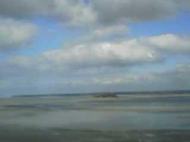 モンサンミッシェルからの眺め。実は近くにも島があり、夏には干潟をここから歩いて渡るツアーがあるそうです。<br /><br />でも決して個人で渡ったりしないで。穴とかあって危険！