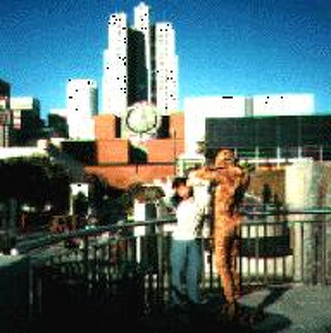 ←◇『サンフランシスコ近代美術館の入口』 <br /><br />ここは展示作品というよりも、美術館の建物自体（マリオ・ボッタ設計）が素晴らしいです！(二人とも美術館もですが、実は「建物自体の方が大好き♪」だったりする)<br /><br />サンフランシスコではお天気に恵まれ、真っ青な空で昔流行った「♪カリフォルニアの青い空」という曲が頭をよぎりました。<br /><br />作った人の気持ちが、なんとなぁーくわかった気がしましたねぇ〜、うん♪ 