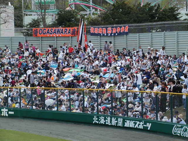 内野席からの、試合前の外野スタンド！満員．．．