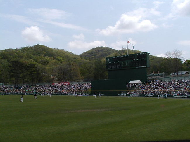 外野側の裏山風景が．．．．名物の球場です！