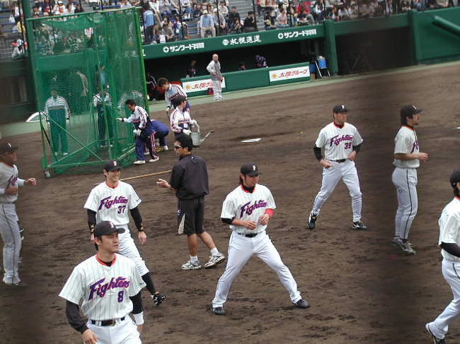 多田コンデショニングコーチの下に．．．．<br />試合前のコンデションつくり光景！