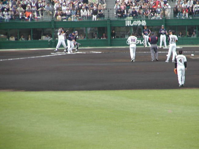 始球式．．．．前円山球場長が投手で若松監督がバッター！札幌北海高校同窓生同士で