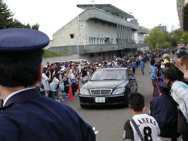 試合終了後！お見送りのファンの中を．．．．バス・マイカー・タクシーで帰宅です。<br />温かい見送り＆声援で！マイカーのＩ選手！<br />