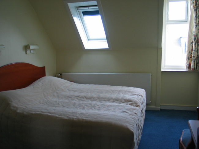 長い空の旅を終えてホテルセランディアへ。<br />安かったのでトイレとシャワー共同の部屋を日本から予約していったんですが、共同なんて初めてなのでなんだか落ち着きません。<br />