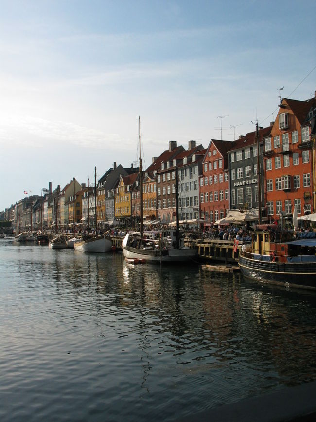 コペンに来たらニューハウンへ行きたくなります。<br />驚く程の人の多さにビックリ！