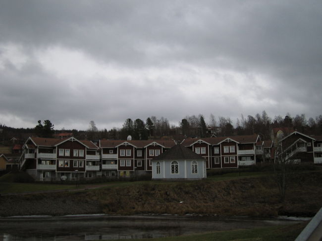 図書館から見た川の向こう側。<br />ダラーナ地方独特の赤レンガ屋根、白ぶちの家。<br />周りの緑色と合っててキレイ。