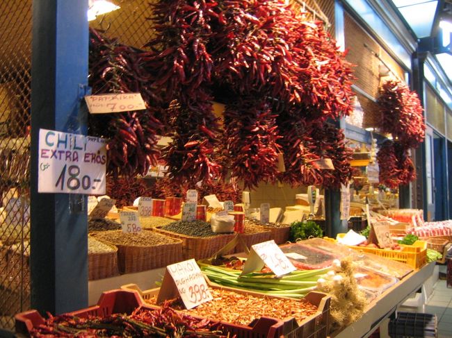 とりあえず、今日は目的なしにペスト地区をぶらぶらすることにした。<br />朝8時、6時からやっているという中央市場へ行くことにした。<br />生鮮品がわんさか。ハンガリー名産パプリカがこのとおりどっさり。<br />ピーマン嫌いのやまとには悪夢のような光景<br /><br />かなり期待していったのですが…<br />食べ物以外のお店はあんまりやってなかったし、結構高かったので、スーツケースに貼るステッカーの購入しそそくさと退散
