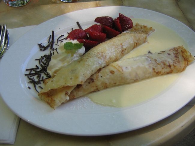 朝から歩き続けて疲労もピークに達したので、カフェに入ってみました。<br />いい風が吹いていい気持ち。<br />クレープを頼んでみました。<br />なかにはオレンジ風味のカッテージチーズ？が入っていました。<br /><br />カフェの前を通る遠足風の子ども達がめずらしそうにじろじろ見ていくのには閉口しましたが…<br />だいぶセレブな気分に浸れました（笑