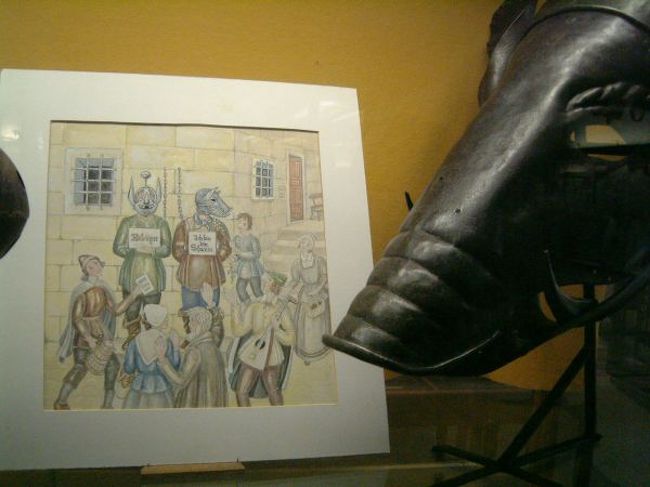 ローテンブルク中世犯罪博物館。犯罪者用の鉄仮面。<br />昔、これをかぶり街頭野ざらしにされたそう。<br />絵の中にその様子が。