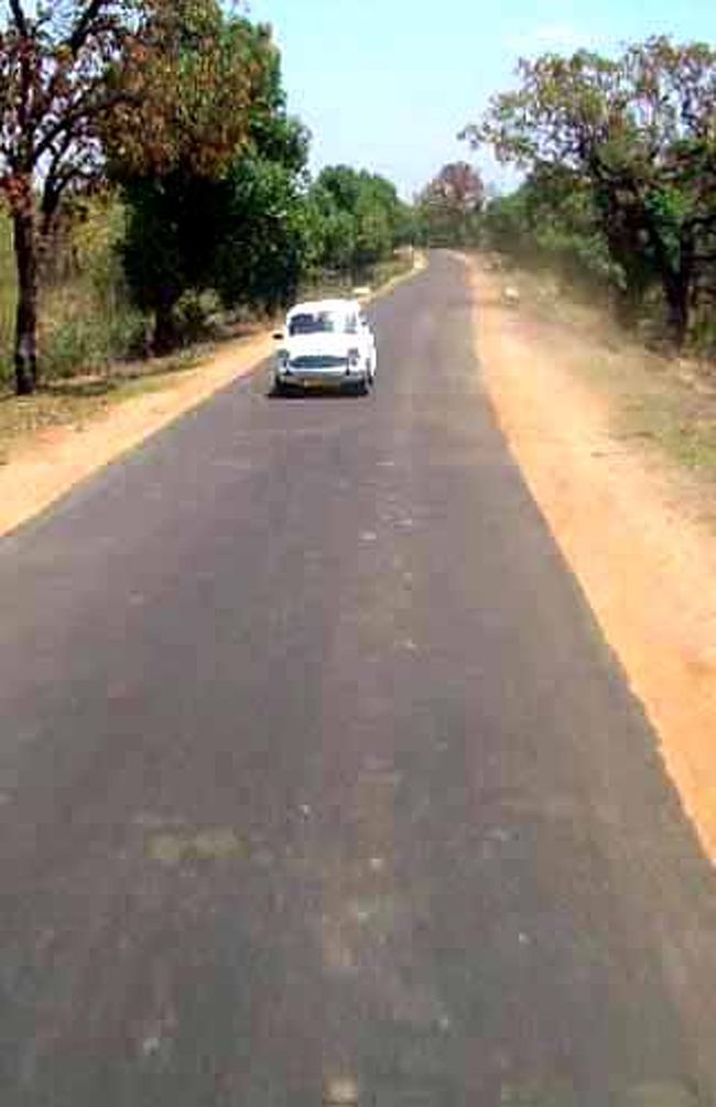 <br />インドの道には、インドの車がやっぱり似合う！<br /><br />颯爽と走っているのはインドの国産車アンバサダ−。<br />ずっと独占状態だったので、５０年間１度もモデルチェンジされていない、まさに車のシーラカンス。