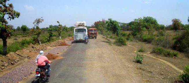 <br /><br />こういう農村地帯を走ってると、なにか落ち着いたインドを感じるような気がするのはそのためだろうか？