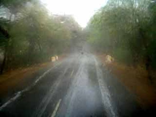 乾季なのに、珍しく雨が降っている。<br /><br />実はこの旅、何回か雨が降って酷暑期らしからぬ涼しさで、とても快適に過ごした！<br /><br />しかも、雨が降るのはいつも移動中･･･！<br />観光の時はピタッと止む運の強さ！！