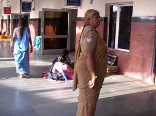 <br />インド国鉄のユニフォームがサリー！<br /><br />なんてカッコイイんでしょ！<br /><br />しかも３本ライン･･･幹部だね！