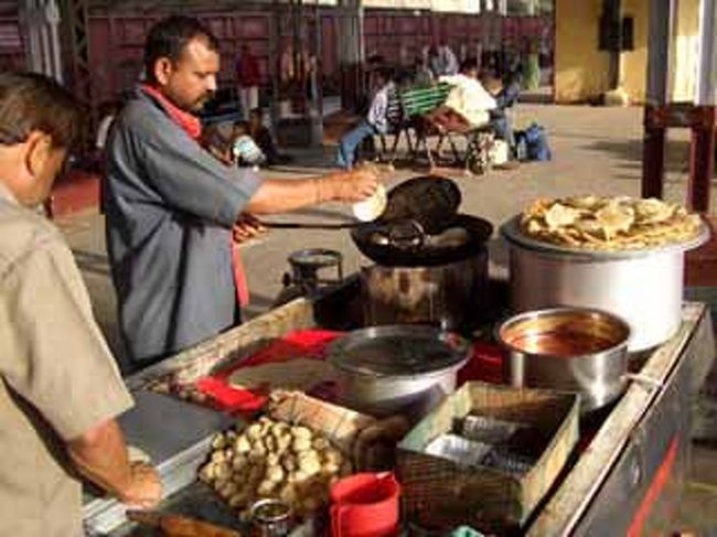 <br />ホームはまるで市場のように賑やか<br /><br />揚げパン屋さんに･･･<br />雑誌屋さんに･･･