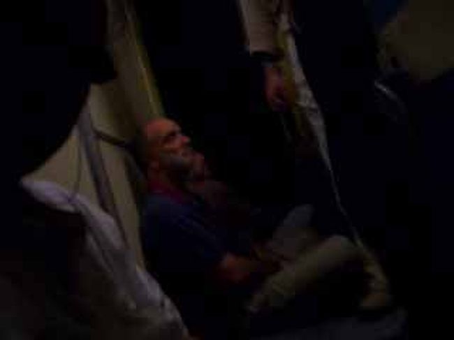 <br />デッキに座ってると、ニヤニヤしながら次々にスモーカーたちが集結！<br /><br />もちろんドアは開きっぱなしで、いろんな国の人と話をしたな〜＞カタコト