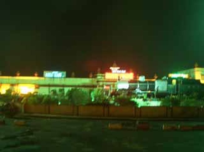 宵闇のアグラ･カント駅前･･･<br />誰も歩いていなかった<br /><br />半日かけての｢アグラへの道｣<br />いかがでしたか？<br /><br />遺跡も名勝地もない旅行記だけど、一番インドを感じた日でもあったような気がするんだけどね･･･<br /><br />オリジナルはこちら<br />http://muranoki.rejec.net/