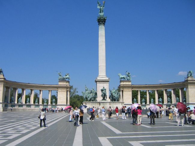 やっと英雄広場までたどりつきました。<br />道とはちがってどこにも日陰がないからめっちゃ暑い…<br /><br />そしてすごい観光客の数です。<br />出発前になんどもここの写真を見たことも納得<br />ハンガリーの田舎を旅した後では暑さと人の多さのダブルで正直ちょっとぐったりでした…<br />