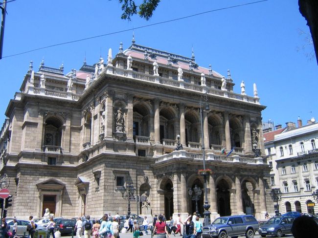 行きはがんばって歩いたので帰りはメトロに乗ってオペラ座まで戻りました。<br />アンドラーシ通りの真下を走るこの線は世界で2番目に古い由緒あるものだそうで、プラットフォームがタイル張りだったり、コンクリート打ちっぱなしの他の線に比べてかなりいい感じです。<br /><br />オペラ座で4時から開催されているオペラ座見学ツアーに参加することにしました。<br />ここでハンガリーに来てから初めて他の日本人観光客と遭遇しました。<br />見学ツアーのチケットはオペラ座内の売店で買うことが出来ます。<br />英語、ドイツ語、ハンガリー語、フランス語…だったかなそれぞれのグループに分かれてオペラ座内を見学しました。<br />内部は撮影禁止だったので、撮れませんでしたが、天井のフレスコ画がきれいでした。<br />舞台はその夜に開催されるバレエの準備中でした。<br />