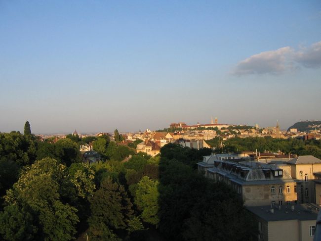 へろへろになってホテルに戻り今夜のホテルに移動しました。<br />ブダ側のホテルに泊まりました。<br />ツアーで利用するホテルらしく、大型バスが大量に泊まっていました。<br /><br />足が棒のように疲れていたので、ホテルの隣の店で食事をして寝ました。<br />かなり眺めがよく、夜景が最高です