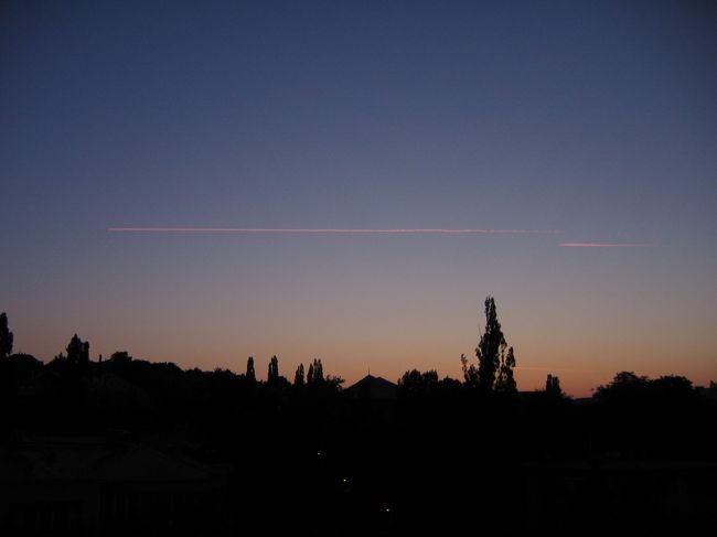 グアムできれいなムーンセット？を見て以来すっかり朝焼けにはまっている私。<br />意地でも起きてやる！！と思ってたのですが、奇跡的に目が覚め、寝ぼけて「うぉ〜朝焼けだぁ〜」と叫び、同室者を朝と勘違いさせてしまった…<br />でも朝もやの中のブダペストの建物達はめちゃめちゃ綺麗やった…<br /><br />この後、即寝。<br />同室者は起床した模様。近所迷惑…