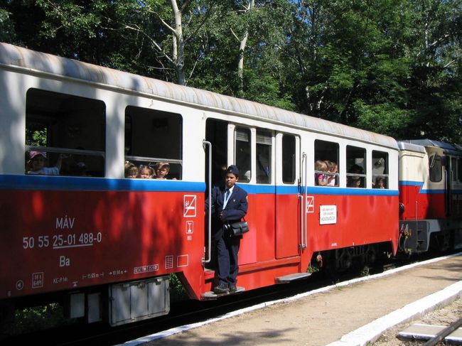 昼から市内観光ツアーに申し込んだので午前中はヤーノシュ山にあるエリザベート展望台まで行ってみることにした。<br /><br />ヤーノシュ山の展望台にはホテルの前から出ている登山電車に乗り、セーチェーニィ山でこども鉄道に乗り換えます。<br />こども鉄道は１０−１４歳の子供たちが運行を見守り、ポイントの切り替え、切符の発行そして検札などを行っている鉄道。実際には大人の職員もちらほら見かけた。<br />車内販売でバッチやらネックレス（汽車型）を売りに来てくれました。 