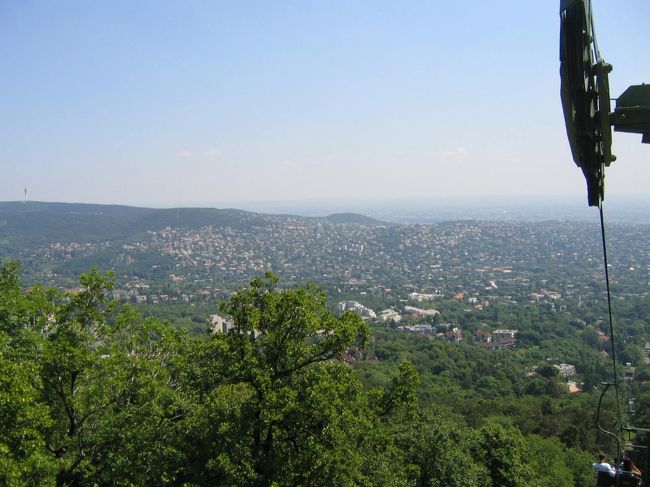 えんやこらエリザーベート展望台まで歩いたのに！！<br />封鎖中…ぐったり…<br /><br />リフトに乗って山を降ります。<br />ブダの街が一望できます。<br /><br />リフトの駅からバスに乗り、地下鉄に乗り換えてペスト地区へ。<br />午後から市内観光ツアーです