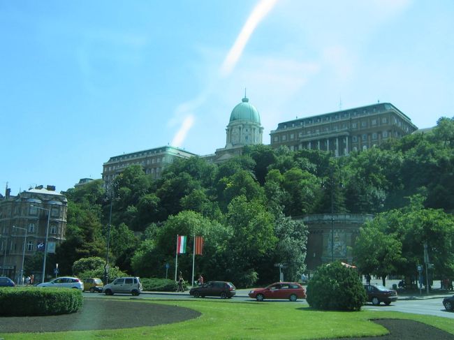 ツアーは…<br />バスに乗ってヘッドフォンで日本語の案内を聞くというスタイル。<br />基本的に車窓からの観光で、バスから降りたのはゲッデールトの丘だけ。丘からの眺めは最高でした。<br />初日ならともかく、散々うろちょろ散策したあとの疲れきった体では無理。眠い眠い…そして降りて見たいという欲求不満が溜まる<br /><br />うらめしげに王宮を車内からぱちり。<br />絶対漁夫の砦にはこの足で立ってやると心に誓う<br />