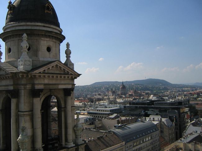 ツアーの最終地点のすぐそばにあった聖イシュトバーン大聖堂に行ってみました。<br />料金所のコトバを発さないおばさんとひと悶着の後、展望台に登りました。<br />きれい…<br />ペスト側からドナウを見るならここ！って感じでした。<br />いい風も吹いていて涼しく、いつまでもここにたたずんでいたい気持ちでした。<br />大聖堂の中（教会）のステンドグラスや天井フラスコ画も相当きれいでしたが、個人的にはエゲルで見た聖堂のフレスコ画の方が色合いがきれいですきでした