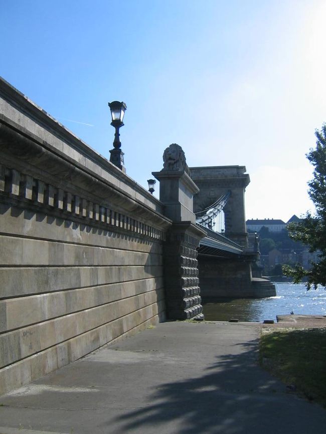 ワインを買いに行くという友人と別れ、くさり橋を渡り漁夫の砦まで行くことにしました。<br />やっぱ徒歩でしょうってことでテクテク歩く。<br />あづい…<br />日陰に入ればそこそこ涼しいんだけど、日陰がない。<br />ふぅふぅふぅ〜