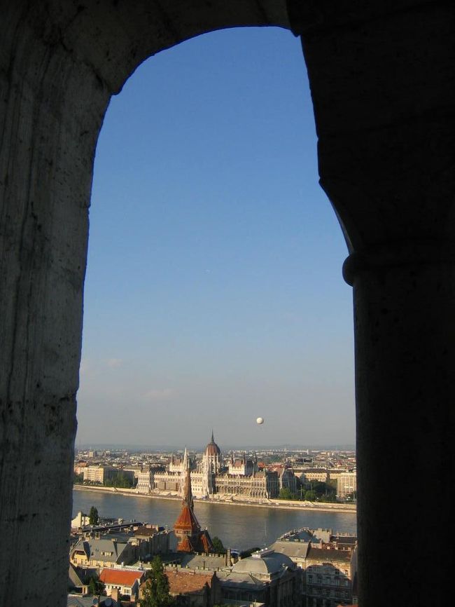 あっちこっちみやげ物やに寄り道して、友達との約束の時刻も迫ってきたころ漁夫の砦に着きました。<br />やっぱ眺め最高…<br />何時間でも佇んでいられそう。