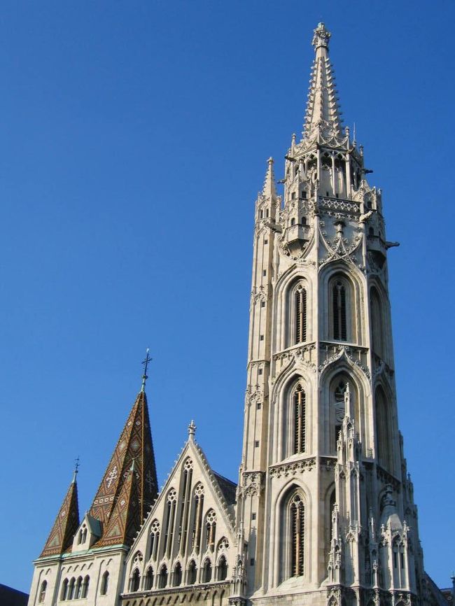 マーチャーシュー教会。<br />修復中なのか、中には入れなさそうな雰囲気でした。<br /><br />教会の中に入ることにはまりつつあったので（涼しい）ちょっと残念。<br />友達との約束の時間が迫って（むしろ過ぎて）いたので広場のようなところからタクシーに乗ってホテルに戻りました。<br /><br /><br />…タクシー代が高かった〜<br />ペスト地区のホテルから移動したときの3倍くらいかかった。<br />時間は1/3くらいやったのに!!<br />ぼられた･･・＞＜。