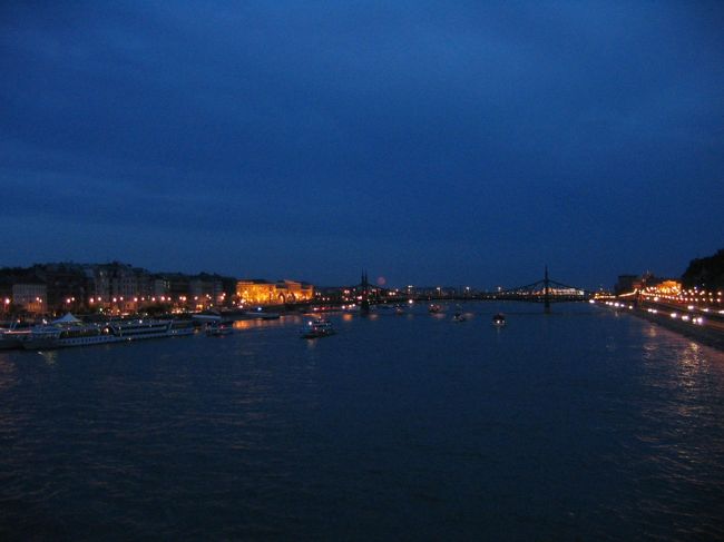 ハンガリー最後の夜は無常にも暮れて行きました。<br />月が綺麗だったので撮ってみましたが…あんまり写ってないですね<br /><br />今回の旅は…ほんとに時間が足りなかった。<br />また来て、いけなかったところに行きたいです