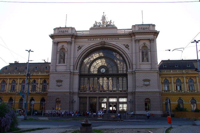 堂々とした構えの東駅の正面です