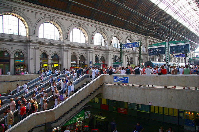 駅の構内です、地下道に降りて駅前広場の下を抜けて各通りに行くことが出来ます
