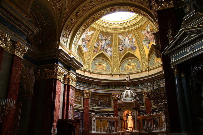 絢爛豪華な大聖堂の内部