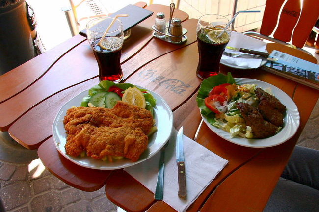 東欧の代表的な料理、薄いトンカツみたいなものです、さくさくさっぱりでとても美味しい！