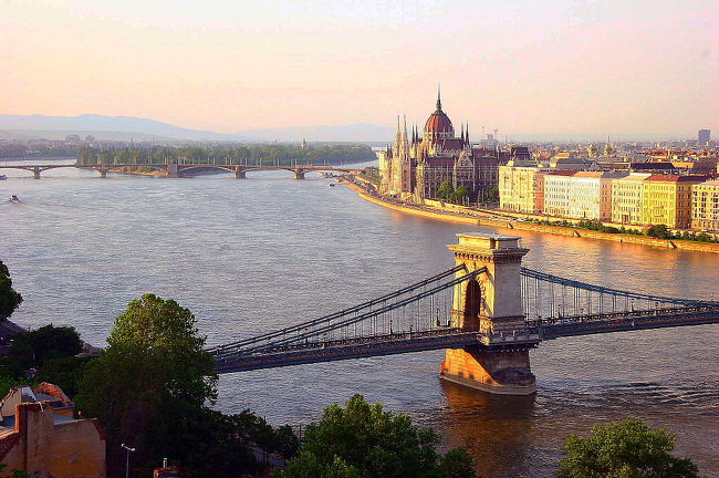 丘の上の王宮からドナウ河を望む、鎖橋と国会議事堂の眺めが最高です