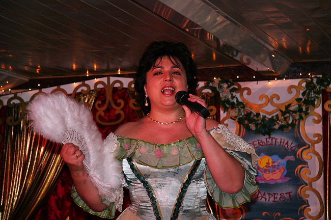 ドナウ河ナイトクルーズ、８時出発のオペレッタクルーズは国立劇場専属歌手の素晴らしい歌声に魅了されるひと時でした