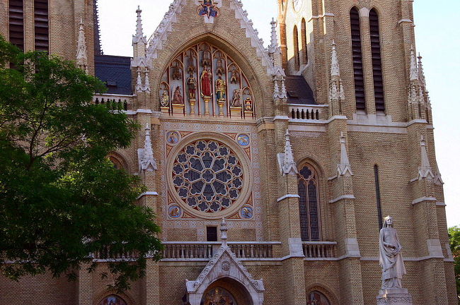 バラの教会、前庭にはバラが咲き誇っていました