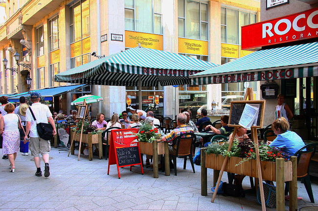 歩行者天国ヴァーツイ通りのオープンカフェ