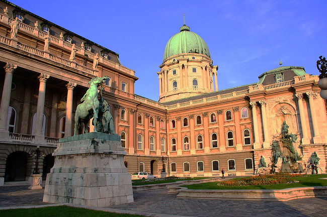 王宮のには見事な彫刻がありチョッとした美術館