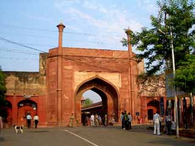 <br />東門から入る<br /><br />検問は厳しかった！<br />ミニ三脚を持っていったら禁止だったよ！<br /><br />ん〜