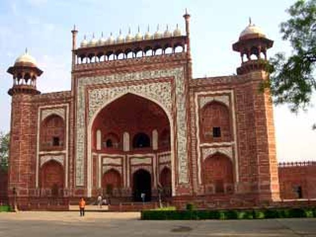 <br />整然とした正門