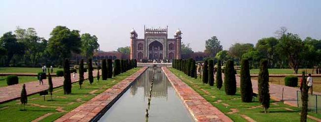 <br />振り向けば、いま入ってきた正門･･･<br /><br />整然とし過ぎじゃない？