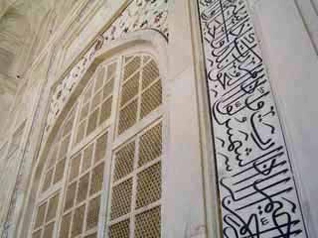 それにしても、溺愛した王妃の墓を２２年の歳月と天文学的なお金をかけて造ったムガル帝国第５代皇帝シャー･ジャハーン。<br /><br />シンメトリーな構造といい、なにか狂気を感じるでしょ？<br />夜中に来たら怖いかも！