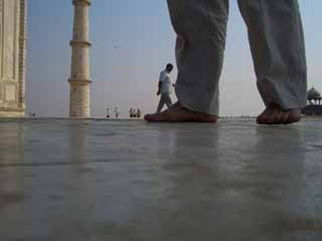 <br />白大理石の基壇･･･<br /><br />裸足が気持ちいい！<br /><br />ソックスを履いている人には、脱ぐように勧めた！