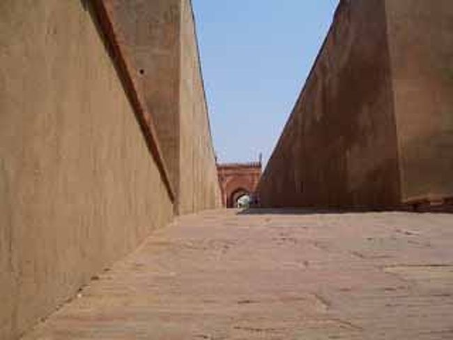 <br />石畳の坂を登ると･･･