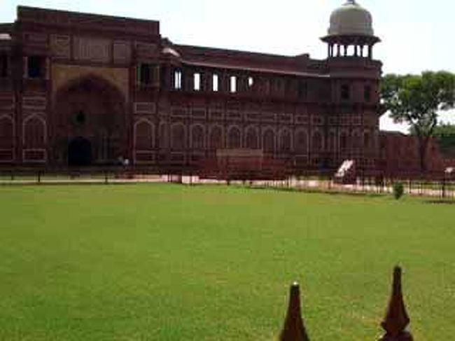 芝生が眩しい広場に出た<br /><br />目に入るのはジャハーン･ギール宮殿<br />中央の入口はイーワーン<br />重厚な赤砂岩の壁面に、白大理石が綺麗な文様で嵌め込まれて･･･リスもいっぱい！