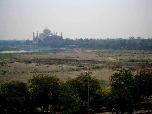 ｢お〜、王妃よ！なんでワシを置いて死んでしまったのじゃ〜！｣<br /><br />建築物に膨大な費用をかける父シャー･ジャハーンを息子は｢囚われの塔｣に幽閉した<br />でも、ちゃんとタージ･マハルが見える場所にしてあげたんだね